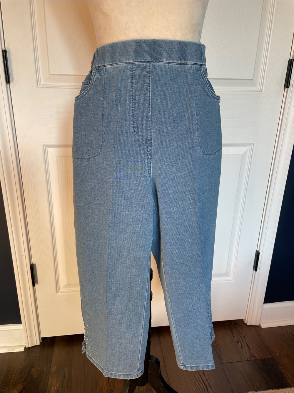 NWT Quacker Factory DreamJeannes Knit Capri Pants Rhinestone Zipper Hem Size Med